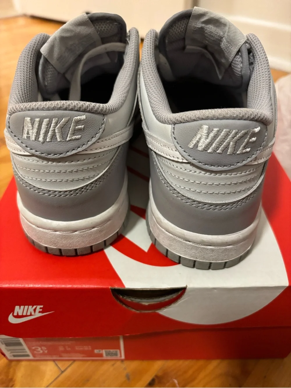 Nike Low-Top Sneakers in Light Gray and White - Picture 4 of 6